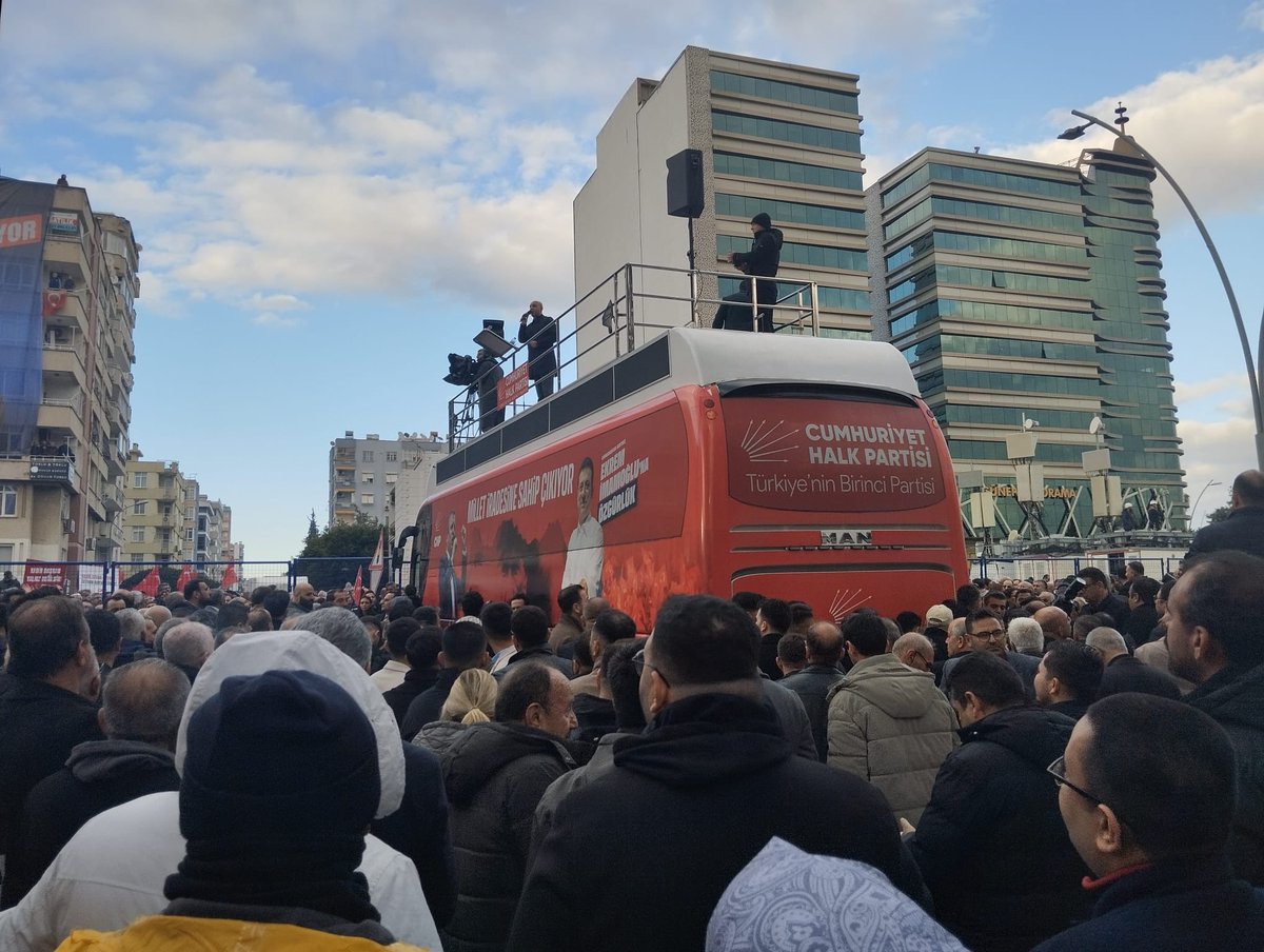 Bugün Adana Büyükşehir Belediye Başkanı Zeydan Karalar’ın hukuksuz tutukluluğunun ardından tahliye edilmesiyle, Adana’da halkın iradesine sahip çıkmak için alanlardaydık. Halkın iradesini yok sayanlara karşı adalet mücadelesini sürdürmeye devam edeceğiz!