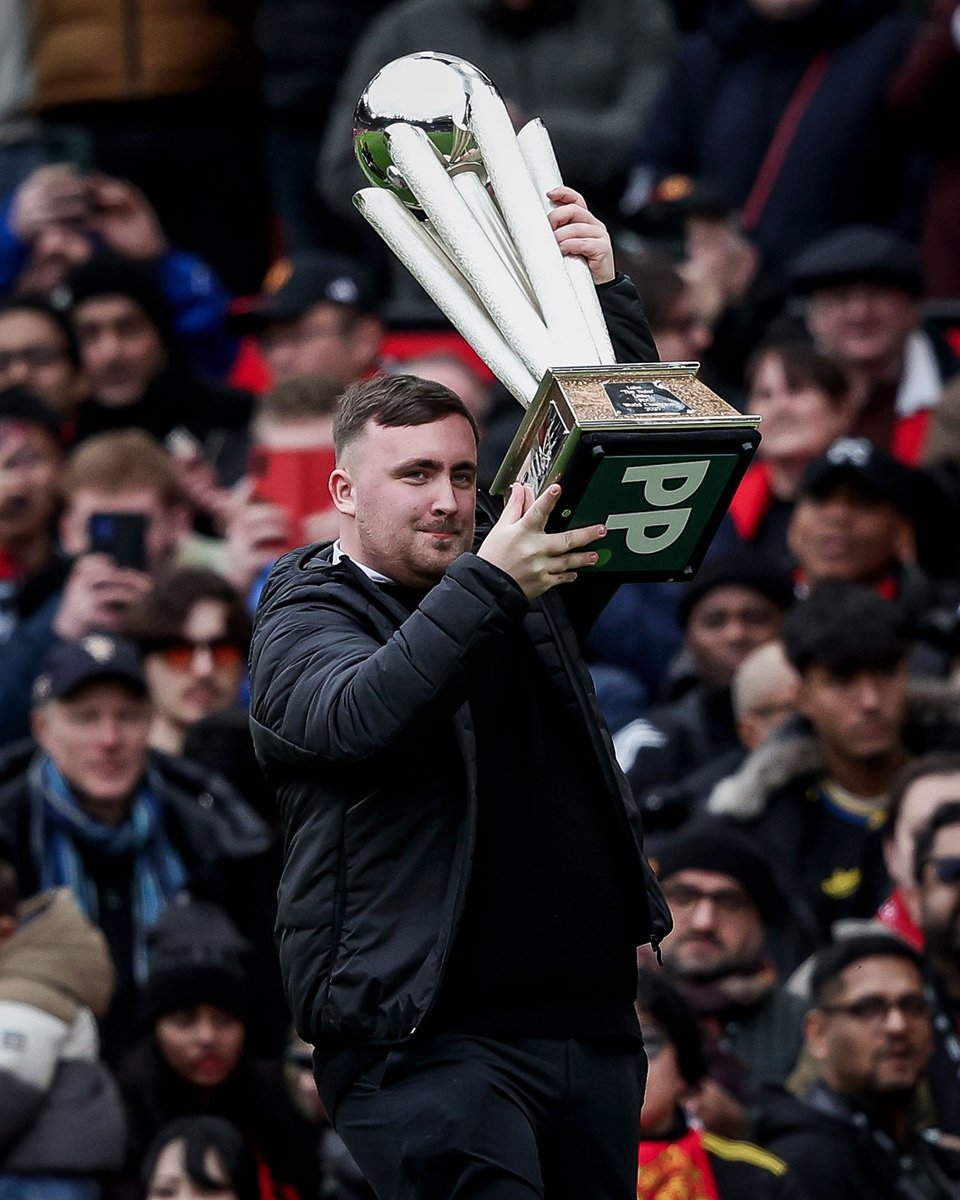 19-year-old darts prodigy and Man Utd fan Luke Littler showed off his World Darts Championship trophy to the Old Trafford crowd 🎯