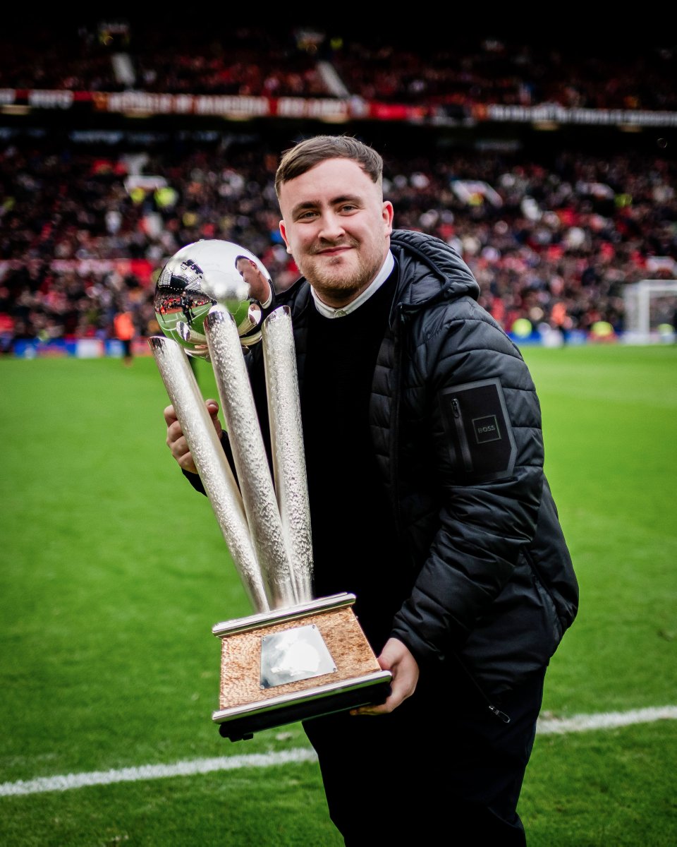 brfootball's tweet photo. 19-year-old darts prodigy and Man Utd fan Luke Littler showed off his World Darts Championship trophy to the Old Trafford crowd 🎯 https://t.co/tTOrq6d4l1