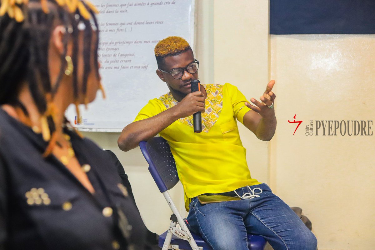 𝗗𝗮𝗻𝘀 𝗹𝗲 𝗰𝗮𝗱𝗿𝗲 𝗱’𝘂𝗻𝗲 𝗿𝗲𝗻𝗰𝗼𝗻𝘁𝗿𝗲 𝗹𝗶𝘁𝘁𝗲́𝗿𝗮𝗶𝗿𝗲 𝗰𝗼𝗻𝘀𝗮𝗰𝗿𝗲́𝗲 𝗮̀ 𝗹’œ𝘂𝘃𝗿𝗲 𝗽𝗼𝗲́𝘁𝗶𝗾𝘂𝗲 𝗱𝗲 𝑅𝑒𝑛𝑒́ 𝐷𝑒𝑝𝑒𝑠𝑡𝑟𝑒, Marc Exavier est intervenu autour d’un recueil de poèmes de l’auteur haïtien.