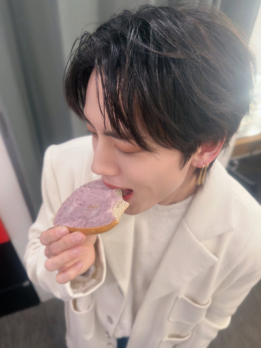 #260207_팬싸인회

정말 추운 날에 귀한 시간 내주셔서 감사합니다 !
날씨를 보니 춥길래 목도리랑 담요를 많이 챙겨갔는데
볼펜이 제일 핫한거 같고.. 볼펜이 왜 핫하지 ?
그렇다면 또또의 매력은 *´―`？ 
집 다들 잘 도착하면 메세지 한통 ! 💗

#장동우 #JANGDONGWOO #sway