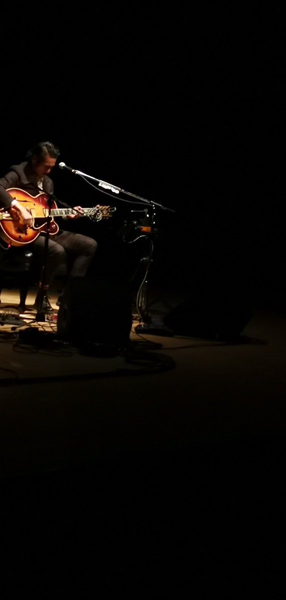 弾き語りツアー初日札幌市教育文化会館ありがとうございました！雪の札幌で静かに熱く皆さんに歌を届けることができたような。歌とギターにじっくり向き合う弾き語りはまた楽しいです。「音楽という暖炉の炎」を皆さんと囲むように弾き語りしてツアーを続けて行こうと思います🔥