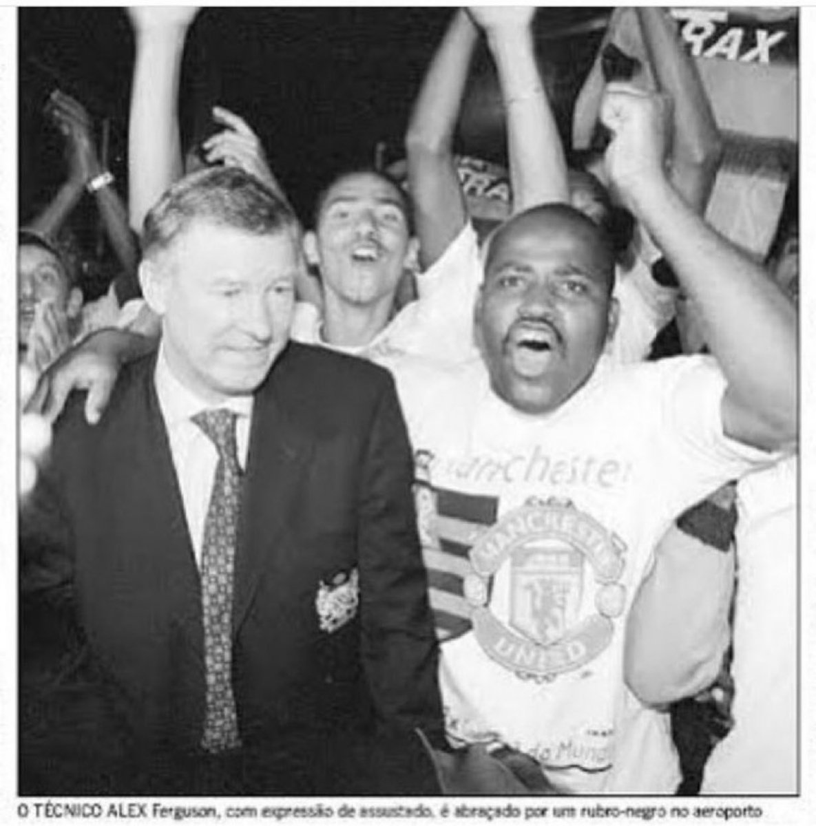 CuriosidadesPRL's tweet image. Sir Alex Ferguson recebendo o apoio da torcida do Flamengo no desembarque do Manchester United no Rio de Janeiro para a disputa do Mundial de Clubes 2000.