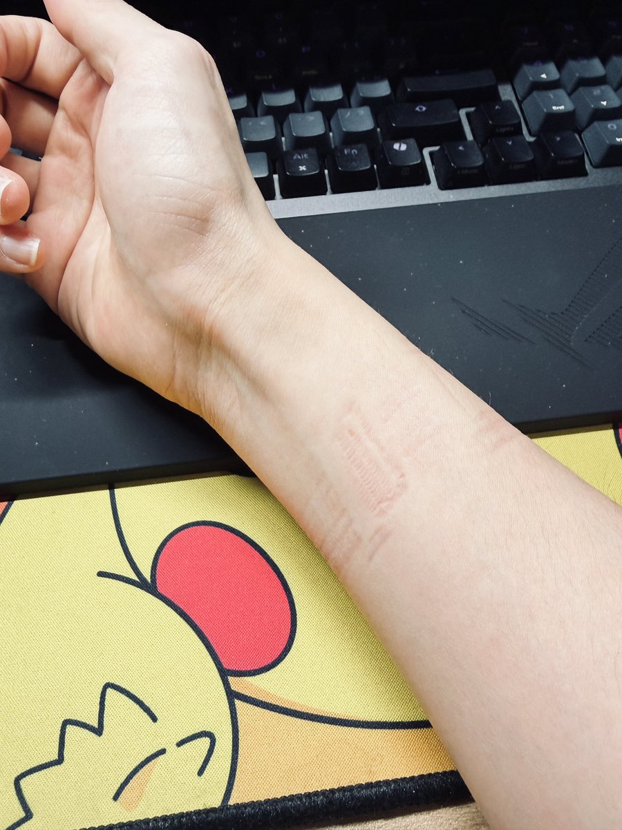 每次用完3D 身上都是設備的勒痕
比起剛開完3D直播
我比較像是從SM俱樂部走出來的人