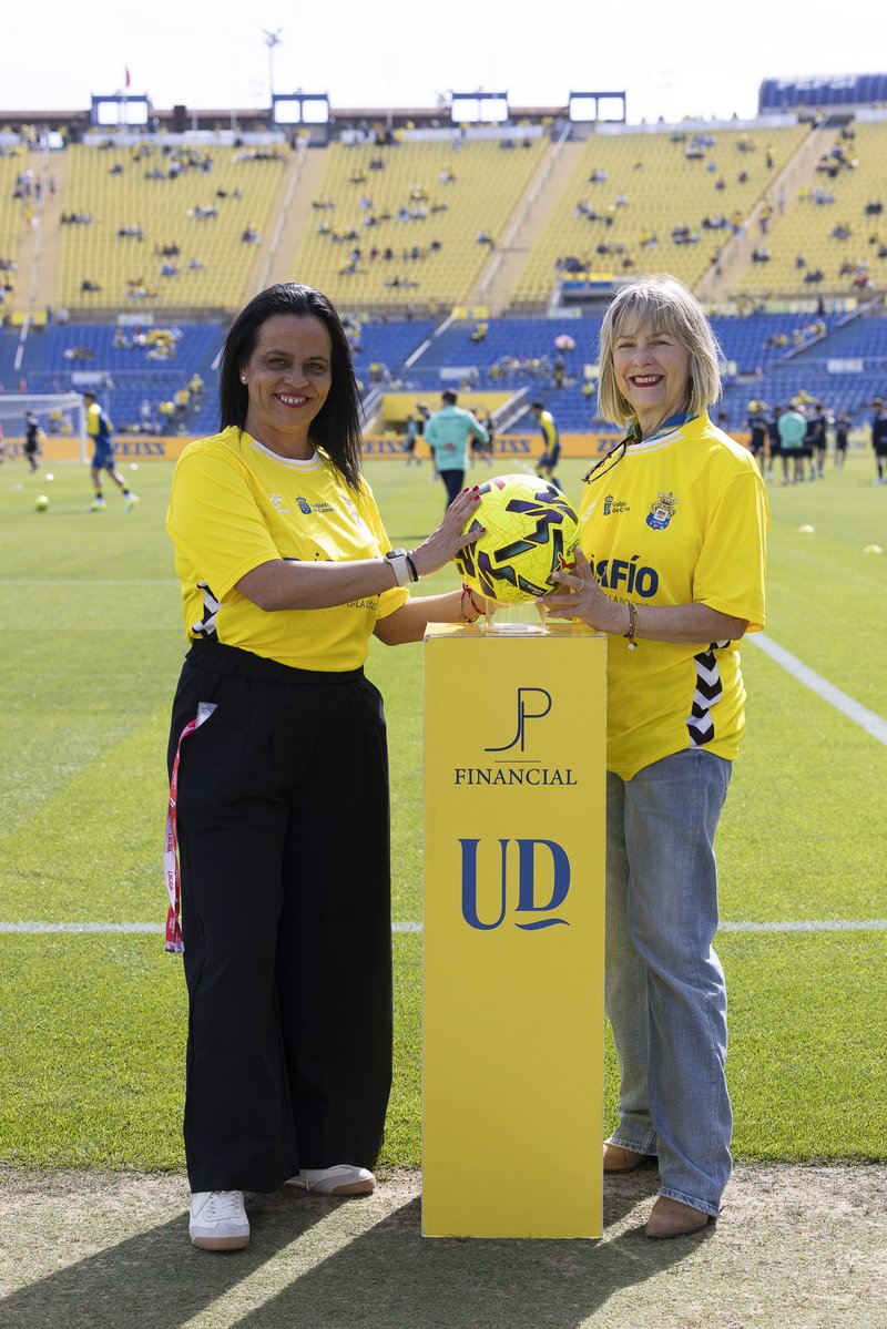 La presidenta de <a href="/FPUDLP/">Peñas UD LAS PALMAS</a> y de la Peña <a href="/flacovaleron21/">Peña UD Las Palmas - Juan Carlos Valerón</a>, Guacimara Sosa Rodríguez, junto a la integrante de la Peña Cumbre Amarilla de Tejeda, Juana Rosa Hernández, son las encargadas de colocar el balón del partido #LasPalmasBurgosCF en la peana, antes de la salida de los equipos