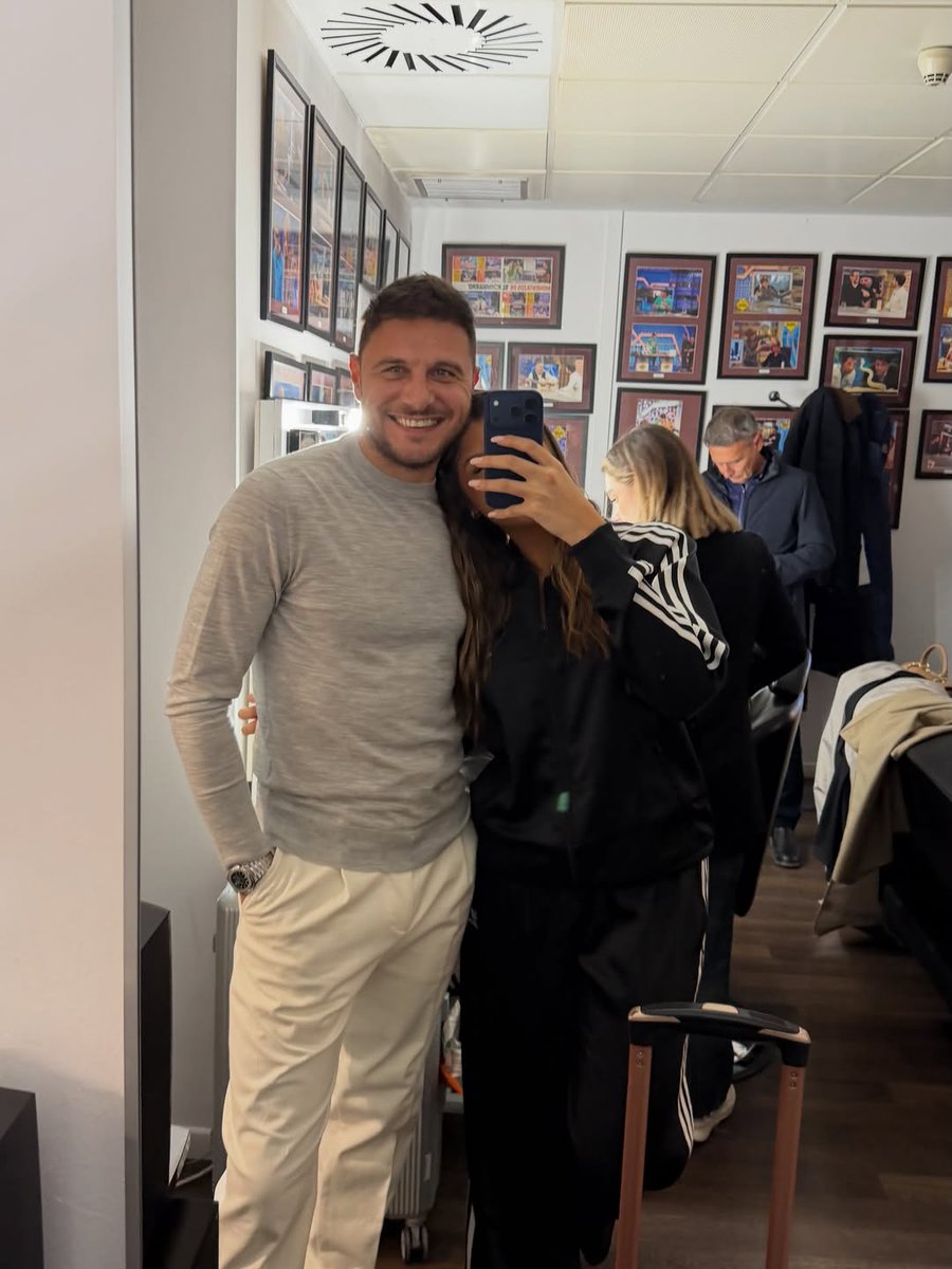 𝙸𝙽𝚂𝚃𝙰𝙶𝚁𝙰𝙼 𝙿𝙾𝚂𝚃

@ɪᴄᴀʀʟᴀ_ꜰ0ꜱᴛᴇʀ                5 min

El otro día estuve en el Hormiguero presentando El Capitán por Japón🩵