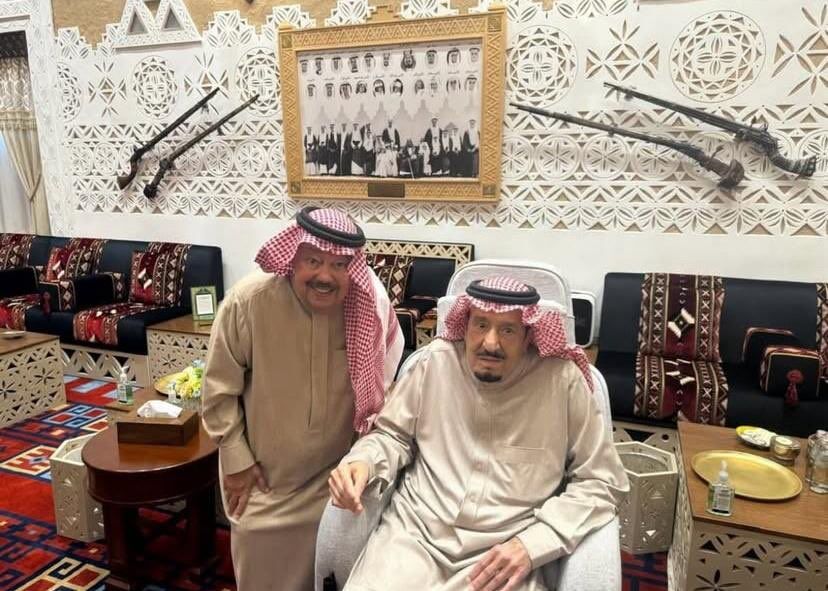 صورة حديثة التقطت ظهر اليوم لـ خادم الحرمين الشريفين الملك سلمان -حفظه الله ورعاه وأطال عمره- وبجواره الأمير منصور بن سعود بن عبدالعزيز