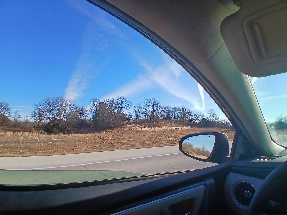 narrowayfarms's tweet photo. I've looked into these types of lines and some say it's just normal ice formation occurring high in the atmosphere due to the condensation, but I don't remember lines like this when I was a kid. I remember seeing the condensation trails disappear as the plane flew. https://t.co/sc96IJmp1q