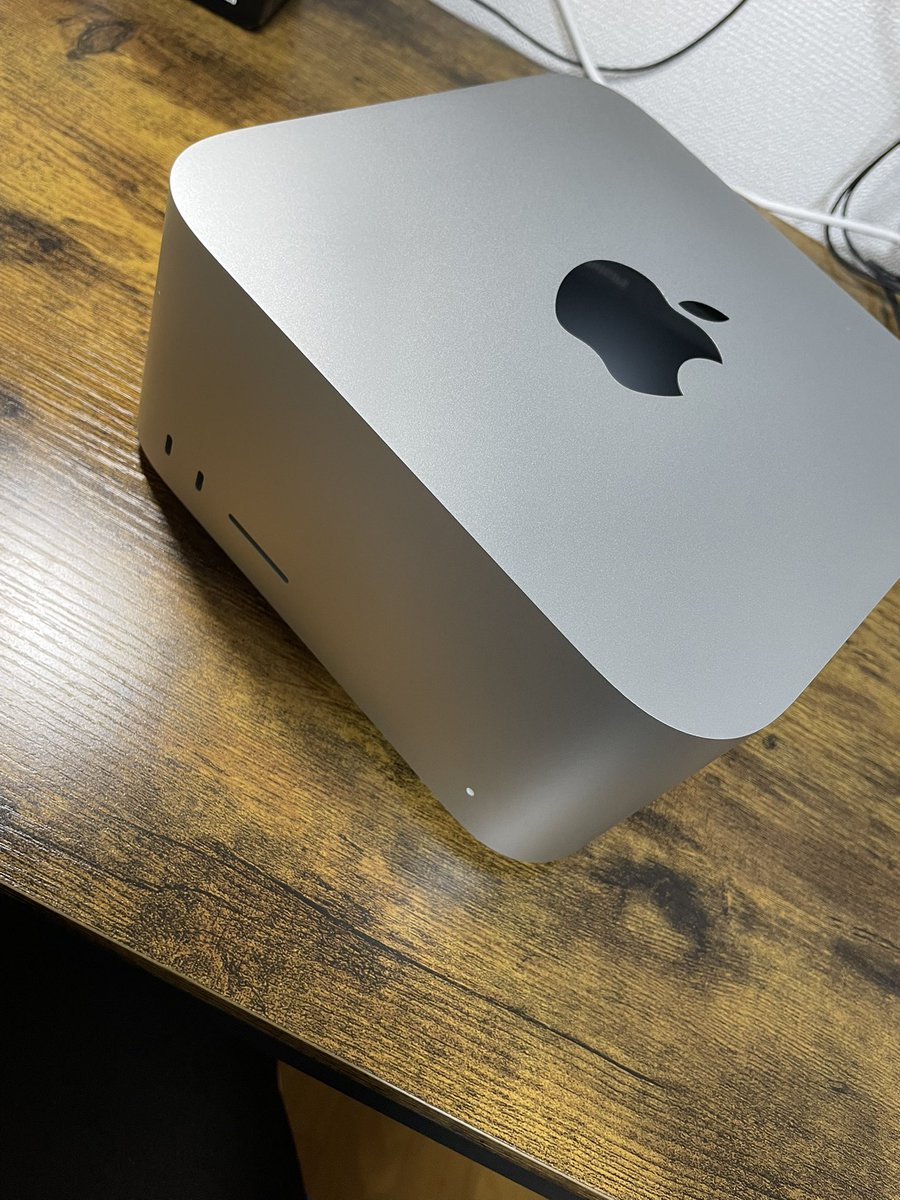 zanCh_net's tweet photo. ゴツい箱が届きました🤖
🍎M4 Max搭載
メモリもSSDもそれなり。
場所を取らない。とても静か。

カクついてた編集データを再生すると、安心感がそこにはありました🌸
これで自宅警備が捗ります。 https://t.co/CX1GQJNmfK
