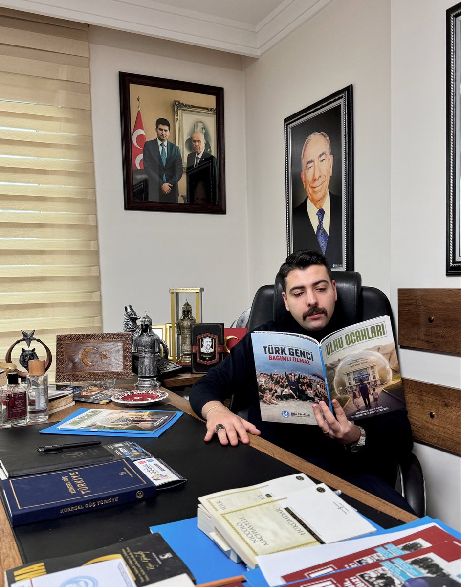 hberkeozdemir's tweet photo. Bağımlılığa karşı verdiğimiz bağımsızlık mücadelesi;
Yalnızca zararlı alışkanlıklara karşı yürütülen bir çalışma değil, aynı zamanda milletimizin yarınlarını emanet edeceğimiz gençliğin zihnen, ahlaken ve bedenen güçlü yetişmesi için ortaya konulan kararlı bir iradedir.🇹🇷

Bu mücadele, millî ve manevî değerlerine bağlı, nefsine ve iradesine hâkim, vatanını ve milletini her şeyin üstünde tutan bilinçli, ahlaklı ve güçlü bir Türk gençliği inşa etme ülküsünün adıdır.🇹🇷

Ülkü Ocakları olarak gençlerimizi her türlü bağımlılığın esaretinden kurtarmayı; Onları ilimle, ahlakla ve sorumluluk bilinciyle donatmayı bir görev değil, tarihe karşı taşıdığımız bir sorumluluk olarak görüyoruz. Çünkü biliyoruz ki bağımsız bir gelecek, ancak iradesi hür bir gençlikle mümkündür. 🇹🇷