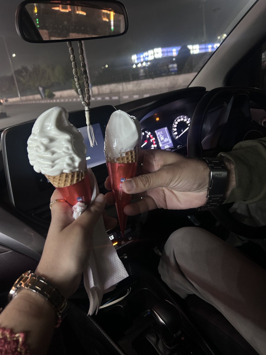 AabiruM's tweet photo. Is it just me or you guys also like ice cream in winter’s?   #winter #icecream https://t.co/A2hD7NyQ0f