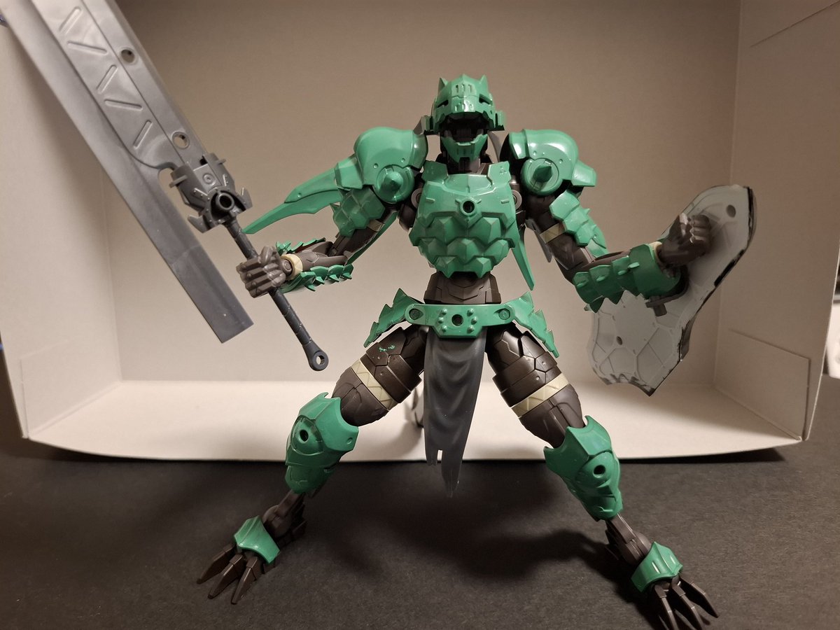 bCCl9aL4DWTeEo5's tweet image. #30MF
#30ML
グリーンドラゴニアナイト
ガ・バ大森林での戦闘を想定した装備をしたドラゴニアナイト。
木の多い環境に適応するため鎧は緑に変わり、武器も取り回しのいい物を選んでいる。
シールドは攻撃を防ぐだけでなく昆虫系モンスターの甲殻を砕く鈍器として採用している。