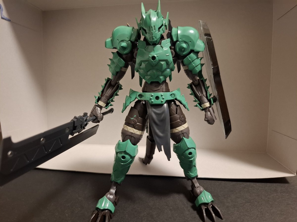 bCCl9aL4DWTeEo5's tweet image. #30MF
#30ML
グリーンドラゴニアナイト
ガ・バ大森林での戦闘を想定した装備をしたドラゴニアナイト。
木の多い環境に適応するため鎧は緑に変わり、武器も取り回しのいい物を選んでいる。
シールドは攻撃を防ぐだけでなく昆虫系モンスターの甲殻を砕く鈍器として採用している。