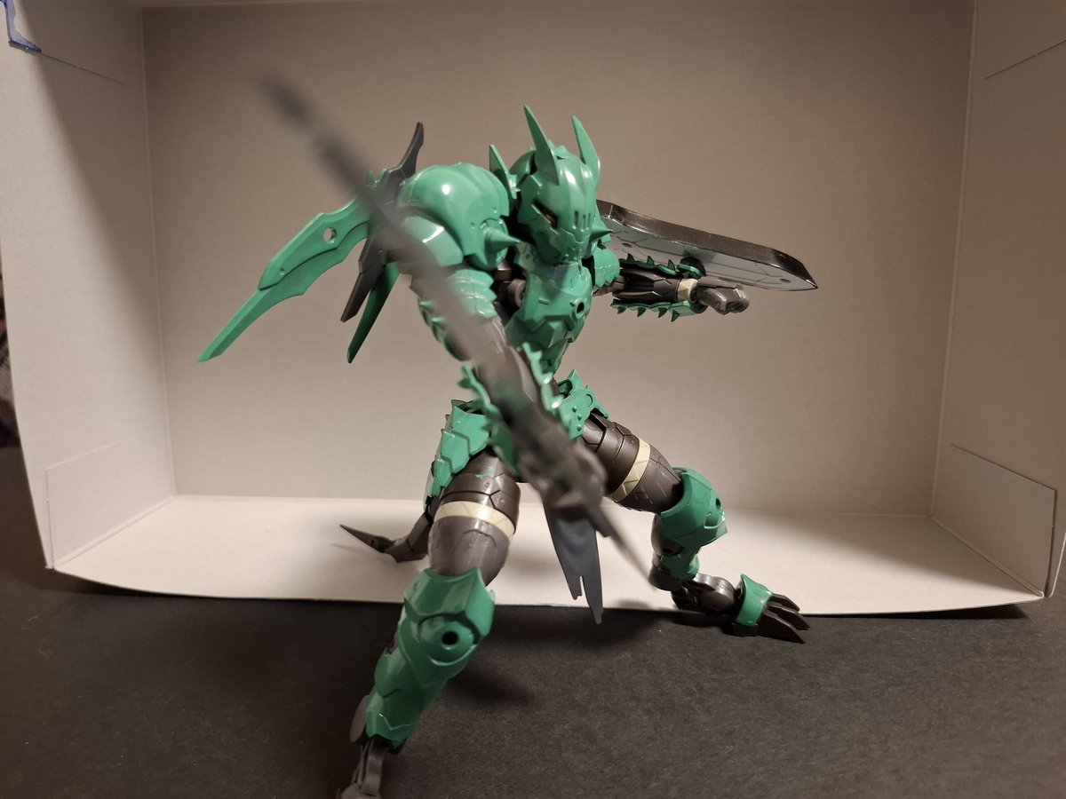 bCCl9aL4DWTeEo5's tweet image. #30MF
#30ML
グリーンドラゴニアナイト
ガ・バ大森林での戦闘を想定した装備をしたドラゴニアナイト。
木の多い環境に適応するため鎧は緑に変わり、武器も取り回しのいい物を選んでいる。
シールドは攻撃を防ぐだけでなく昆虫系モンスターの甲殻を砕く鈍器として採用している。