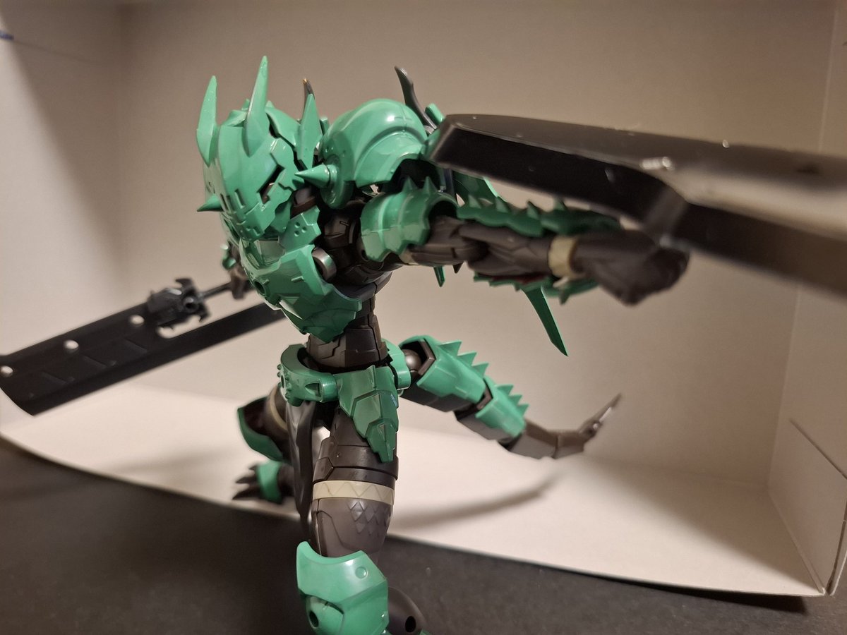 bCCl9aL4DWTeEo5's tweet image. #30MF
#30ML
グリーンドラゴニアナイト
ガ・バ大森林での戦闘を想定した装備をしたドラゴニアナイト。
木の多い環境に適応するため鎧は緑に変わり、武器も取り回しのいい物を選んでいる。
シールドは攻撃を防ぐだけでなく昆虫系モンスターの甲殻を砕く鈍器として採用している。