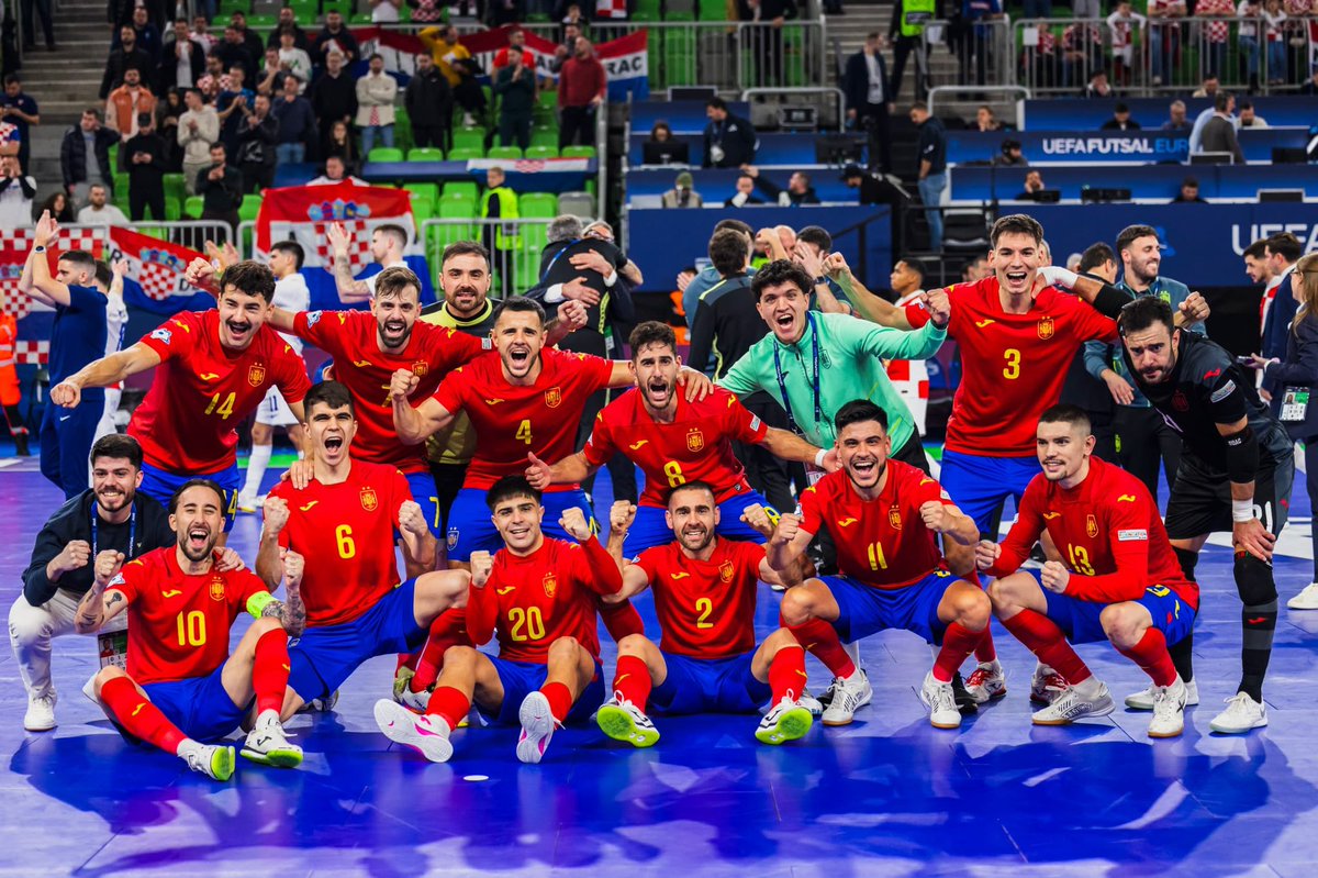 ajfs1998's tweet photo. ¡𝐕𝐚𝐦𝐨𝐬 𝐚 𝐩𝐨𝐫 𝐥𝐚 𝐎𝐂𝐓𝐀𝐕𝐀ⵑ 🇪🇸 Los jugadores de fútbol sala estamos junto a la @sefutbol en la gran final de la #FutsalEURO. 

¡Vamos con todo, España! #SomosAJFS https://t.co/v8poVToPOO