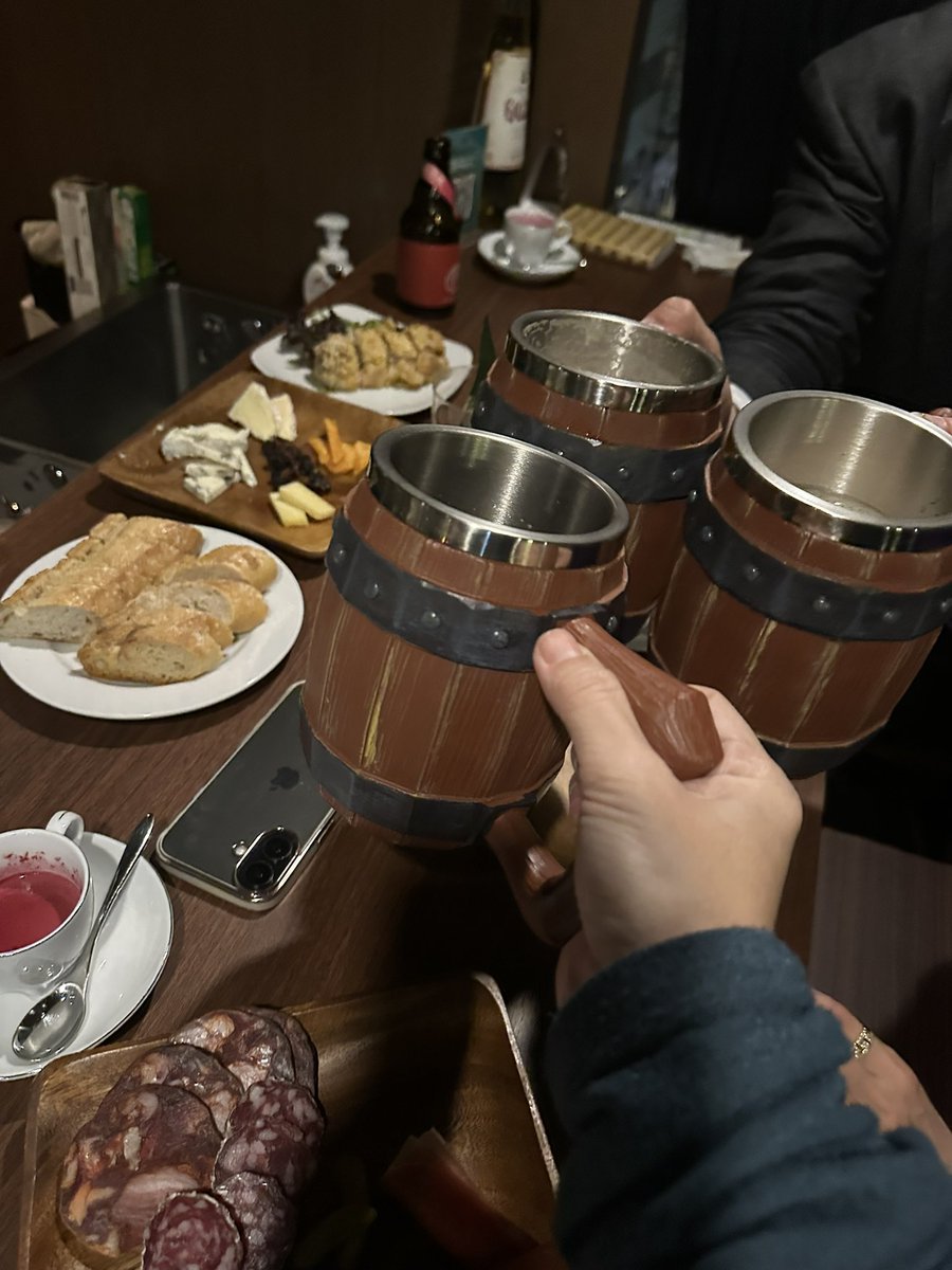 【2026.02.05】高校の後輩からと、先輩からと、偶然同じ日に「飲みませんか！」とお誘いあり。でも私の身体は一つしかないので「もう、ごいっしょでいいですか〜」とバーにお呼びしました（もちろん双方に確認して）。そしたらホワイトパインのお一人も大学お仲間５名でいらしてくださり、同窓会日和？