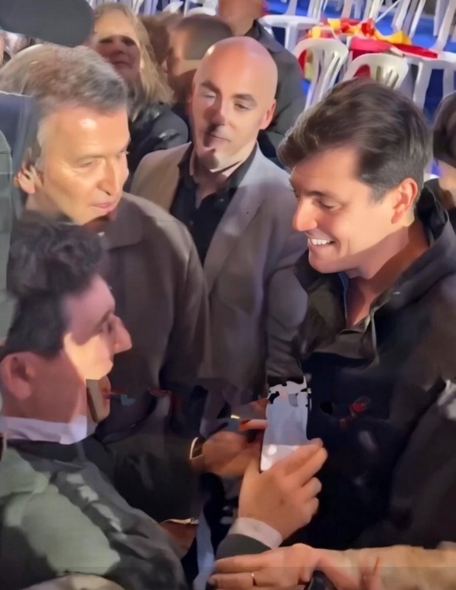 Feijóo compartiendo acto de campaña con un tipo que estaba a sueldo de Alvise Pérez, llama "simio" a un ministro y dice que "los jóvenes quieren colgado de un pino" al presidente del Gobierno.

El pozo de aguas fecales en el que se ha metido el PP ya no tiene fondo.