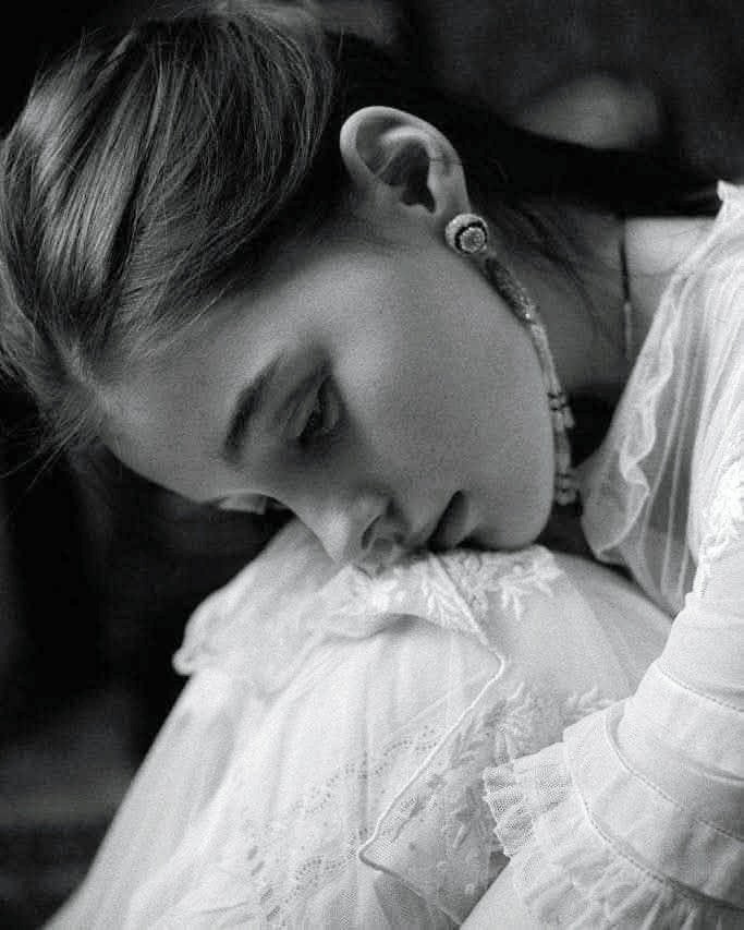 m77481070's tweet photo. "Je croyais que la tristesse se noyait dans les larmes, Mais j'ai compris que la peine véritable est muette, elle ne verse ni pleurs, ni sanglots. Elle réside en silence, là où le cœur se brise doucement."

Zaki Benameur https://t.co/ObKV29o6SP