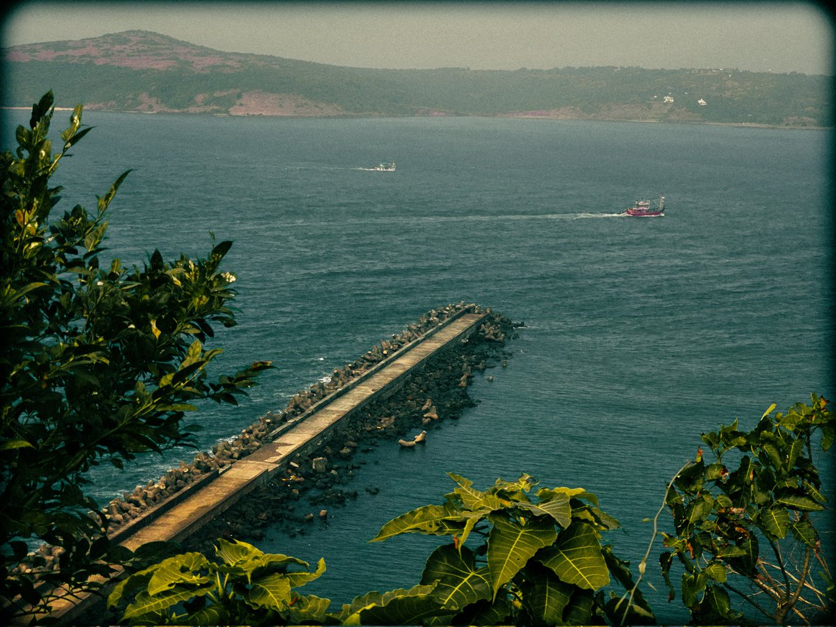 arthextic's tweet photo. somewhere, by the ocean https://t.co/Wh8zHXic3b