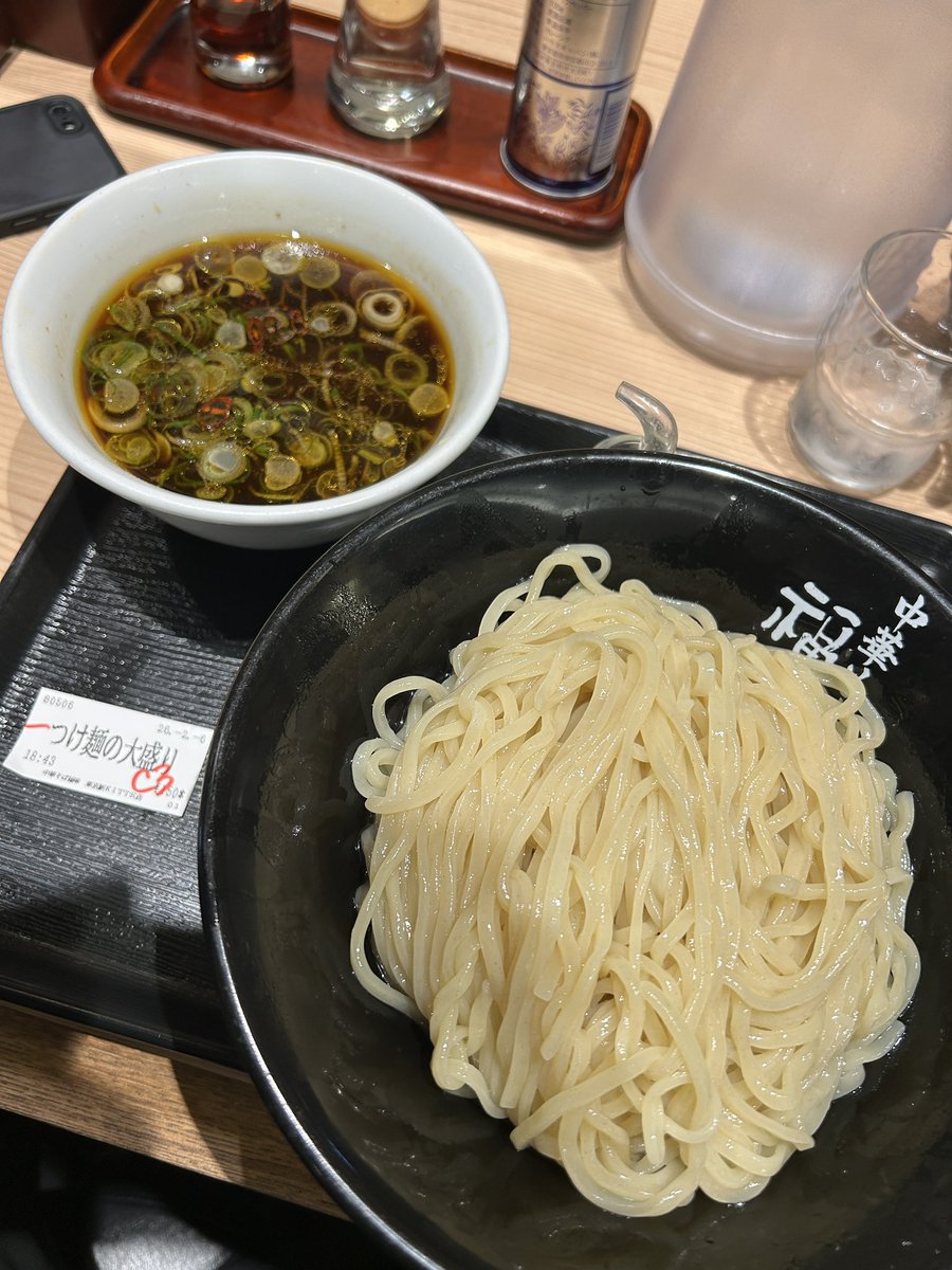 選挙に行けば変わる。
投票しない人から投票する人に変わる。
そういう人が増えることでまた変わる。
少しづつ少しづつ。
初めての打席でホームランを打てるわけがないことぐらいわかってる。
打てたとしてもそれは偶然である。
たがからやっぱり、少しずつ少しずつ。