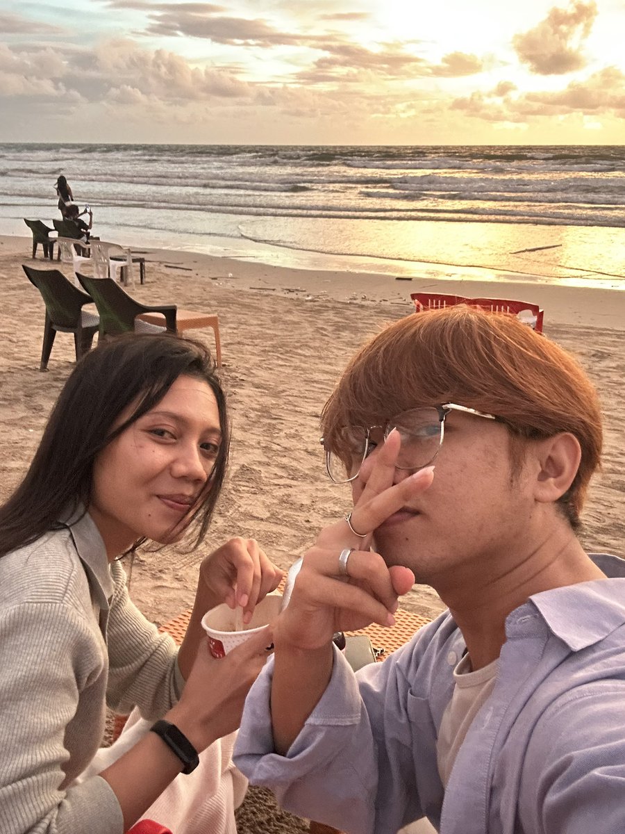 CharismaIn69's tweet photo. ternyata bahagia itu sesederhana ini:
lagi hangout, dan orang di depan kita beneran hadir.
org yg bisa ngehargain waktu kita, fokus ngobrol, bukan malah sibuk dan asik sendiri sama gadgetnya, that’s basic etiquette
small effort, tapi rasanya beda banget. https://t.co/lxGw5iZ24f