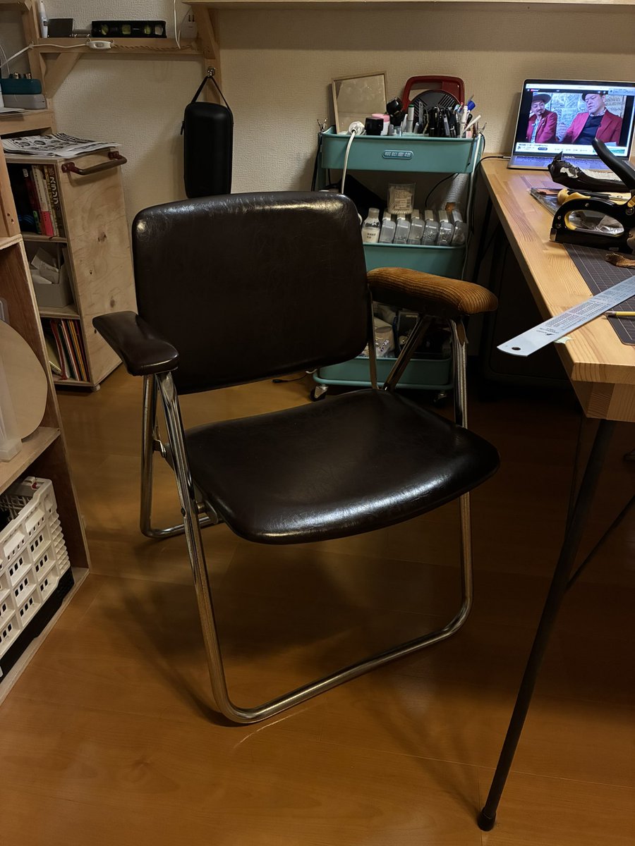 nagaharasandesu's tweet photo. 夜な夜な肘掛けコーデュロイ。
着せ替えコーデュロイロイ。
#左利き専用肘掛け https://t.co/8jmZUWYgom