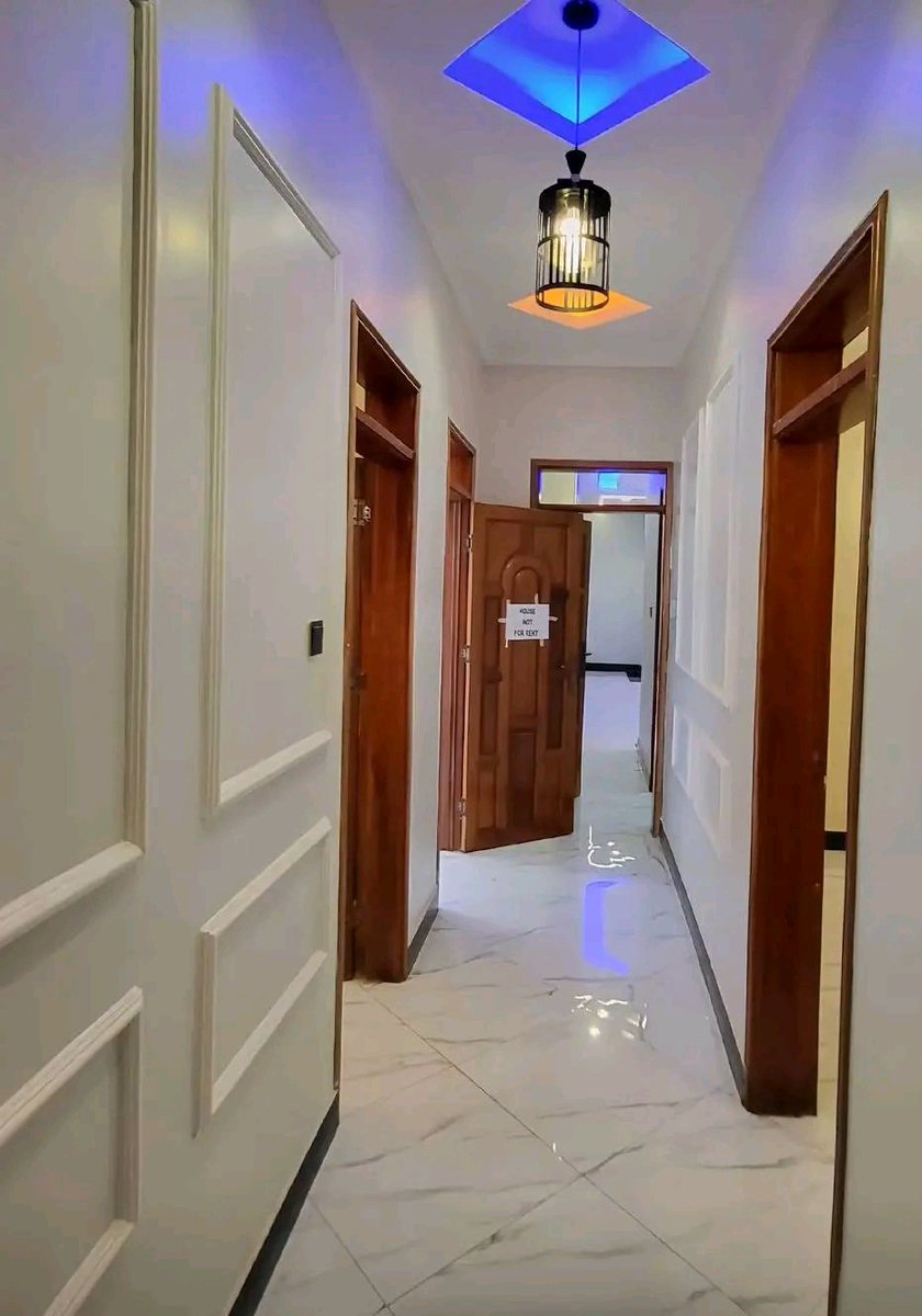 shukranproperty's tweet photo. BRAND NEW HOUSE FOR SALE
LOCATED IN KISAASI, KAMPALA
PRICED AT #550M UGX
#4BEDROOMS #4BATHROOMS, #2BOYS QUARTERS
PLOT SIZE #13DECIMALS LAND TITLE PRIVATE MAILO
0706592177 https://t.co/YvdcqUj5zS