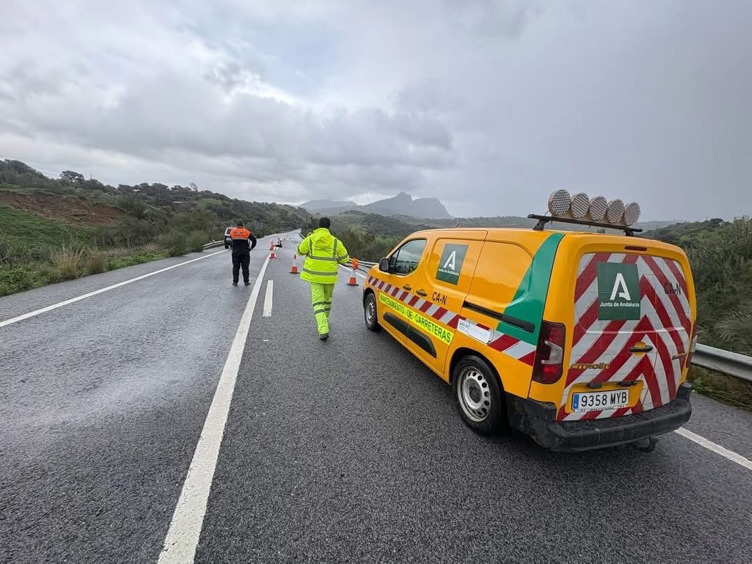 TiempoenRonda's tweet photo. El ayuntamiento de Algodonales informa:

🚧 CORTE TOTAL DE LA A-374 direcccion Ronda 🚧

Se informa que la carretera A-374, que une Algodonales con Ronda, ha sido cortada al tráfico en su totalidad debido al desprendimiento de un carril.

⚠️ Se recomienda no transitar por esta vía.