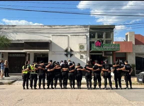 En la Unidad Regional XIX

Policías del Dpto. #Vera despidieron al SubOficial OSCAR "CHIMI" VALDEZ, numerario de G. Infantería U. R. II (Rosario)

Abrazo a la familia y a mis camaradas.

En la foto, todos los choferes de Vera que acompañaron al féretro en el traslado.

Respeto !!