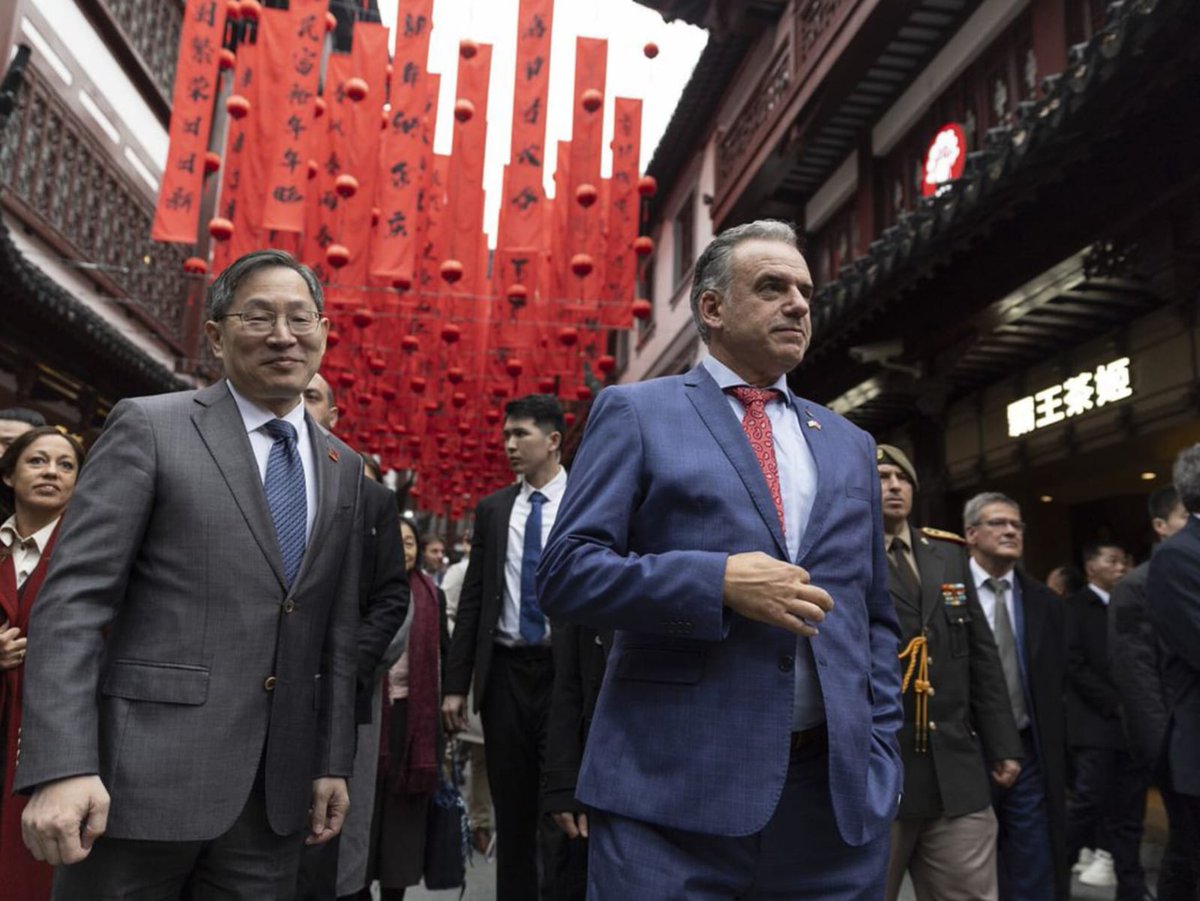 agiossa's tweet image. El presidente de la República, Yamandú Orsi, continúa con su visita oficial a China, donde este viernes encabezó un seminario de promoción comercial e inversiones en el cual se presentó ante más de 170 empresarios chinos.

rionegrodigital.uy/orsi-uruguay-d…