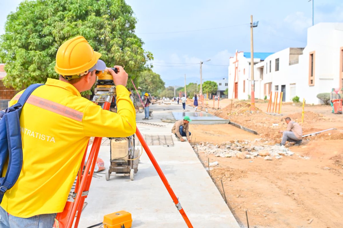 ErnestoOrozcoD's tweet photo. ¡Esto se lo debo a ustedes! A mi llegada al gobierno, encontramos abandonados nuestros barrios, de inmediato inicié el plan de infraestructura y comenzamos a arreglarlos. 
Miren hoy como está Francisco Javier, donde los charcos, el polvo y malos olores eran pan diario. https://t.co/gNsjRnJZle