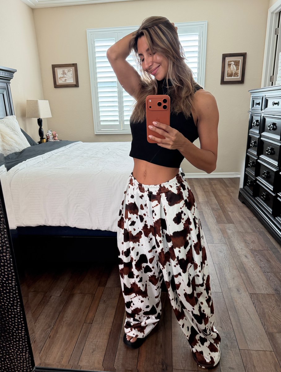 littlefitdevil's tweet photo. Cow Pants: Yes or No? 😅
#selfies #mirrorfun #funnyclothes #cowpants #joggers https://t.co/x8NkeTVYaA