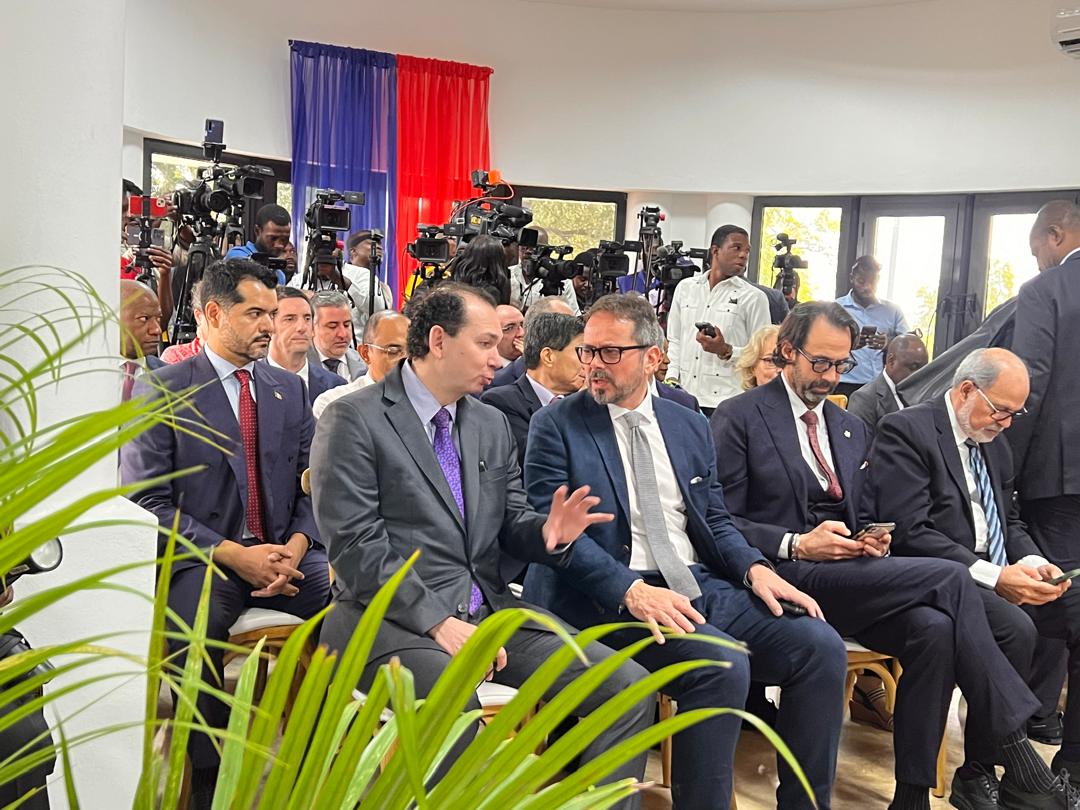 nouvelliste's tweet photo. Sous une pluie fine, les invités affluent à la Villa d’Accueil ce samedi 7 février pour la cérémonie marquant la fin du mandat du Conseil présidentiel de transition. De hauts fonctionnaires de l’État, des représentants du haut commandement des Forces armées d’Haïti et de la Police nationale, ainsi que les ambassadeurs du Canada, du Brésil et du Japon, Le chargé d’affaires américain, l’ambassadeur Henry T. Wooster, aux côtés de membres de la délégation de l’Union européenne, entre autres, prennent place dans un protocole feutré.  La présence du conseiller Leslie Voltaire, désigné pour siéger au collège présidentiel de trois 3 membres, issu du dialogue inter haïtien pour remplacer le CPT, a été remarquée. Après avoir salué plusieurs diplomates, il se retire discrètement de l’assistance.