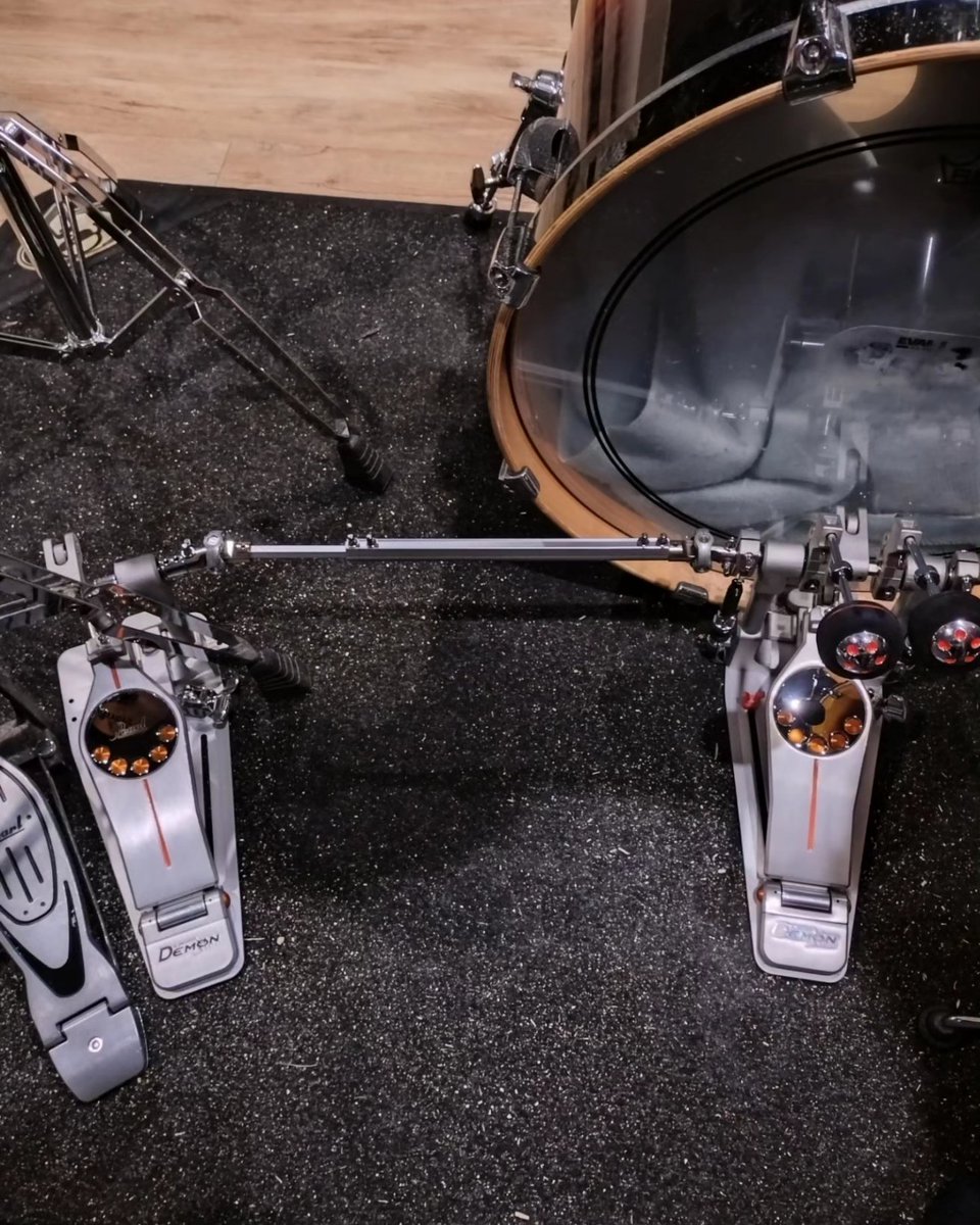 今日はポテキに行きたかったけど、スタジオへ。
購入して１年経つペダル、まずは慣れようと思ってほとんどイジらずに標準設定でやってきたけど、ストレス感じる部分がどうしてもあってイジりまくってきた…が、どうなんやろ？🤣
突き詰めきれんかったなぁ…
時間が全然足りません😅