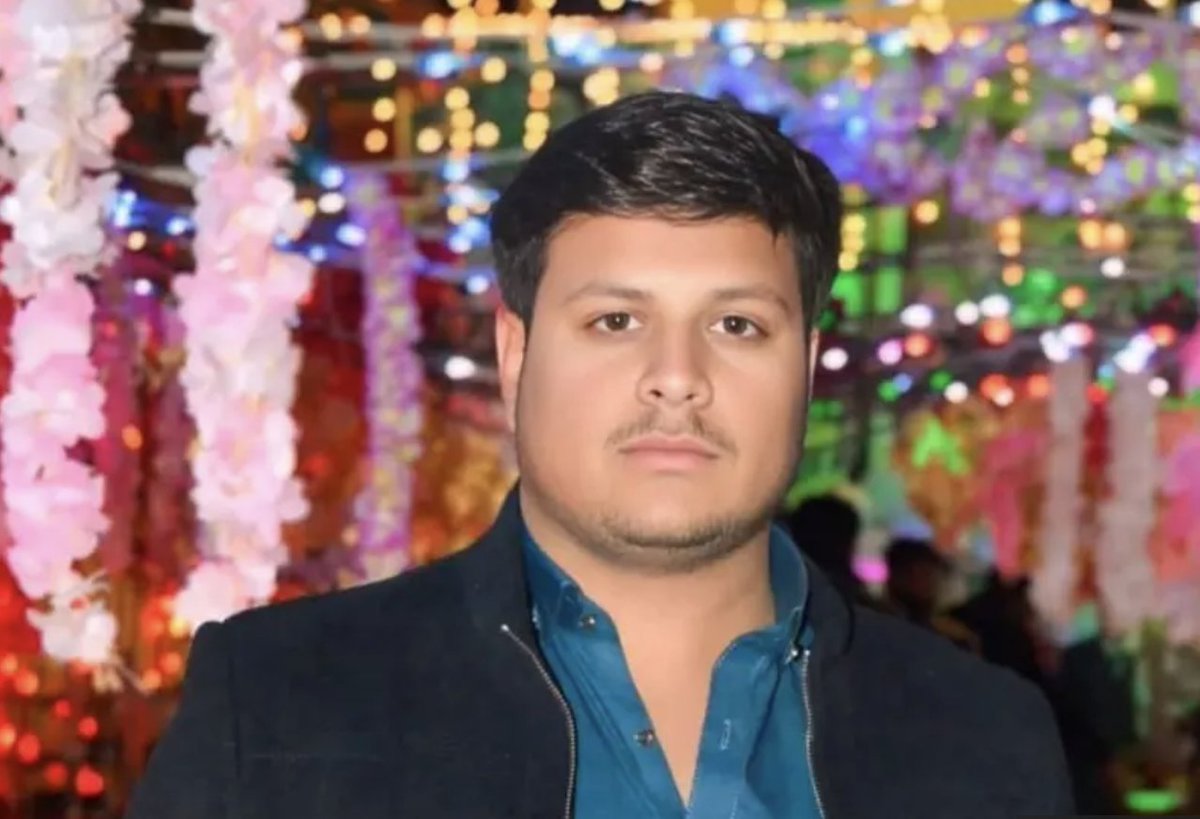 SaboohSyed's tweet photo. محمد عون جس نے سب سے پہلے دہشت گرد کو روکنے کی کوشش کی اور اپنی جان انسانیت کے لیے قربان کر دی۔

 عون عباس، بیس اکیس سالہ یہ نوجوان اس وقت نماز ادا کر رہا تھا جب فائرنگ کی آواز سنائی دی۔ خطرے کے اس لمحے میں اس نے اپنی نماز توڑی اور حملہ آور کو ہال میں داخل ہونے سے روکنے کی کوشش کی۔

عینی شاہدین کے مطابق، حملہ آور فائرنگ کرتا ہوا امام بارگاہ کے ہال کی جانب بڑھ رہا تھا کہ عون عباس نے اس کا راستہ روک لیا۔ اسی دوران خودکش بمبار نے خود کو دھماکے سے اڑا دیا۔ اگر حملہ آور صفوں کے درمیان داخل ہو جاتا تو جانی نقصان کہیں زیادہ ہو سکتا تھا۔ اس دھماکے میں عون عباس موقع پر ہی جان کی بازی ہار گئے۔

امام بارگاہ کے امام راجہ بشارت حسین کے مطابق، کئی نمازیوں نے تصدیق کی کہ فائرنگ کے بعد عون عباس نے نماز توڑ کر حملہ آور کا راستہ روکا اور یوں اپنی جان دے کر دوسروں کی جانیں بچائیں۔

عون عباس ترلائی کے رہائشی تھے اور اپنے کزن شعیب کے ساتھ رہتے تھے، جو ان کے سرپرست بھی تھے۔ ان کے والد دیہاڑی پر ٹیکسی چلاتے ہیں۔ محلے کے لوگ بتاتے ہیں کہ عون عباس کا بچپن ان کی آنکھوں کے سامنے گزرا۔ وہ ایک سادہ، خاموش طبع اور غیر نمایاں نوجوان تھے۔ حال ہی میں انہیں روزگار کے سلسلے میں بیرونِ ملک بھیجنے کی تیاری کی جا رہی تھی اور وہ متعلقہ ٹیسٹ بھی پاس کر چکے تھے۔