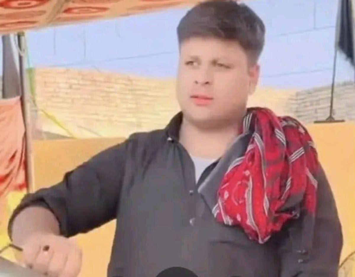 SaboohSyed's tweet photo. محمد عون جس نے سب سے پہلے دہشت گرد کو روکنے کی کوشش کی اور اپنی جان انسانیت کے لیے قربان کر دی۔

 عون عباس، بیس اکیس سالہ یہ نوجوان اس وقت نماز ادا کر رہا تھا جب فائرنگ کی آواز سنائی دی۔ خطرے کے اس لمحے میں اس نے اپنی نماز توڑی اور حملہ آور کو ہال میں داخل ہونے سے روکنے کی کوشش کی۔

عینی شاہدین کے مطابق، حملہ آور فائرنگ کرتا ہوا امام بارگاہ کے ہال کی جانب بڑھ رہا تھا کہ عون عباس نے اس کا راستہ روک لیا۔ اسی دوران خودکش بمبار نے خود کو دھماکے سے اڑا دیا۔ اگر حملہ آور صفوں کے درمیان داخل ہو جاتا تو جانی نقصان کہیں زیادہ ہو سکتا تھا۔ اس دھماکے میں عون عباس موقع پر ہی جان کی بازی ہار گئے۔

امام بارگاہ کے امام راجہ بشارت حسین کے مطابق، کئی نمازیوں نے تصدیق کی کہ فائرنگ کے بعد عون عباس نے نماز توڑ کر حملہ آور کا راستہ روکا اور یوں اپنی جان دے کر دوسروں کی جانیں بچائیں۔

عون عباس ترلائی کے رہائشی تھے اور اپنے کزن شعیب کے ساتھ رہتے تھے، جو ان کے سرپرست بھی تھے۔ ان کے والد دیہاڑی پر ٹیکسی چلاتے ہیں۔ محلے کے لوگ بتاتے ہیں کہ عون عباس کا بچپن ان کی آنکھوں کے سامنے گزرا۔ وہ ایک سادہ، خاموش طبع اور غیر نمایاں نوجوان تھے۔ حال ہی میں انہیں روزگار کے سلسلے میں بیرونِ ملک بھیجنے کی تیاری کی جا رہی تھی اور وہ متعلقہ ٹیسٹ بھی پاس کر چکے تھے۔