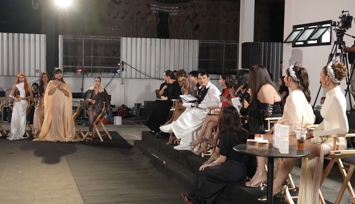 อยากรู้ว่ามะเดี่ยวนี่เลิศขนาดไหนหรอ ดูพูดอะไรชาวเน็ตก็เชื่อก็อวย ถ้าซีนเสียมารยาทจะแย่งไมค์เป็นคนอื่นหรือยัยตูนทำจะโดนด่ามั้ย แล้วกะอิแค่ยัยเอิ้กบอกมองไม่เห็นยังโดนแฟนคลับเค้าด่าเลย #TheTakeฮอร์โมนSeason2