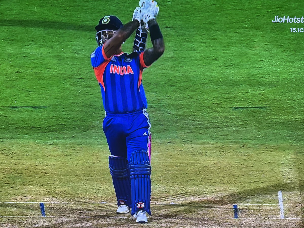 vpy_2711's tweet photo. Captain leading from the front.
A lone warrior 🔥 🔥 🔥 
He is enough himself  💪 
India posted 161-9 vs USA 
Captain Suryakumar Yadav 84(49)*
#INDvsUSA #T20WC2026 
#SuryakumarYadav https://t.co/aJQ1vlAu9y