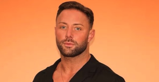 Geordie Shore's Ricci Guarnaccio promise to girlfriend after whirlwind romance
mirror.co.uk/3am/celebrity-…