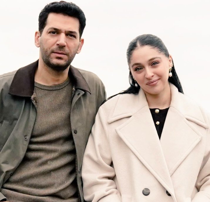 FandomLd's tweet image. merhaba 
bugün cumartesi, güller ve günahlar günü. dizi her hafta daha da iyiye gidiyor ve bugün de harika bir bölüm olacak. her zamanki gibi izleyelim ve destekleyelim. 
#GüllerVeGünahlar
#MuratYıldırım