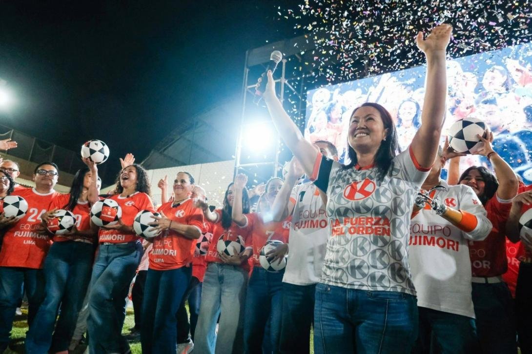 #Cortitas-LolaMento 

FUERZA POPULAR

La Noche Naranja

Al mismo estilo de Alianza y la ‘U’, Fuerza Popular presentó a sus candidatos a diputados por Lima en su llamada Noche Naranja. Tras ser anunciados, los postulantes saltaron a la cancha vestidos con polo deportivo y una