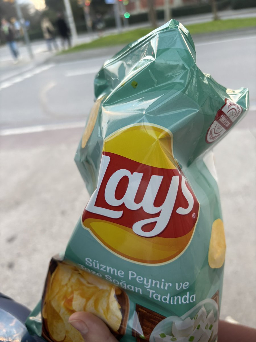 doasama's tweet photo. Ya ataköy üçüncü kısm çarşısı bimden aldığım cipsin içinden kıl çıktı ya bi hevesle havaist beklerken cips yeme keyfim yerle yeksan oldu… @laysturkiye @LAYS https://t.co/y8Q8Iz7TTJ
