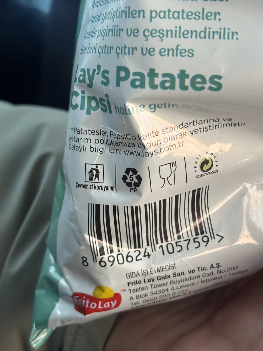 doasama's tweet photo. Ya ataköy üçüncü kısm çarşısı bimden aldığım cipsin içinden kıl çıktı ya bi hevesle havaist beklerken cips yeme keyfim yerle yeksan oldu… @laysturkiye @LAYS https://t.co/y8Q8Iz7TTJ