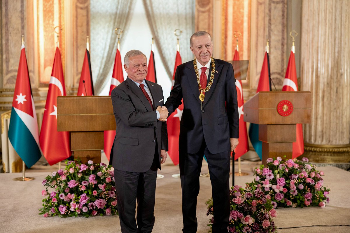 His Majesty <a href="/KingAbdullahII/">عبدالله بن الحسين</a> bestows upon #Türkiye President Recep Tayyip Erdoğan the Order of Al Hussein bin Ali, in recognition of his efforts to strengthen the deep historical ties and distinguished relations between the two countries
#Jordan