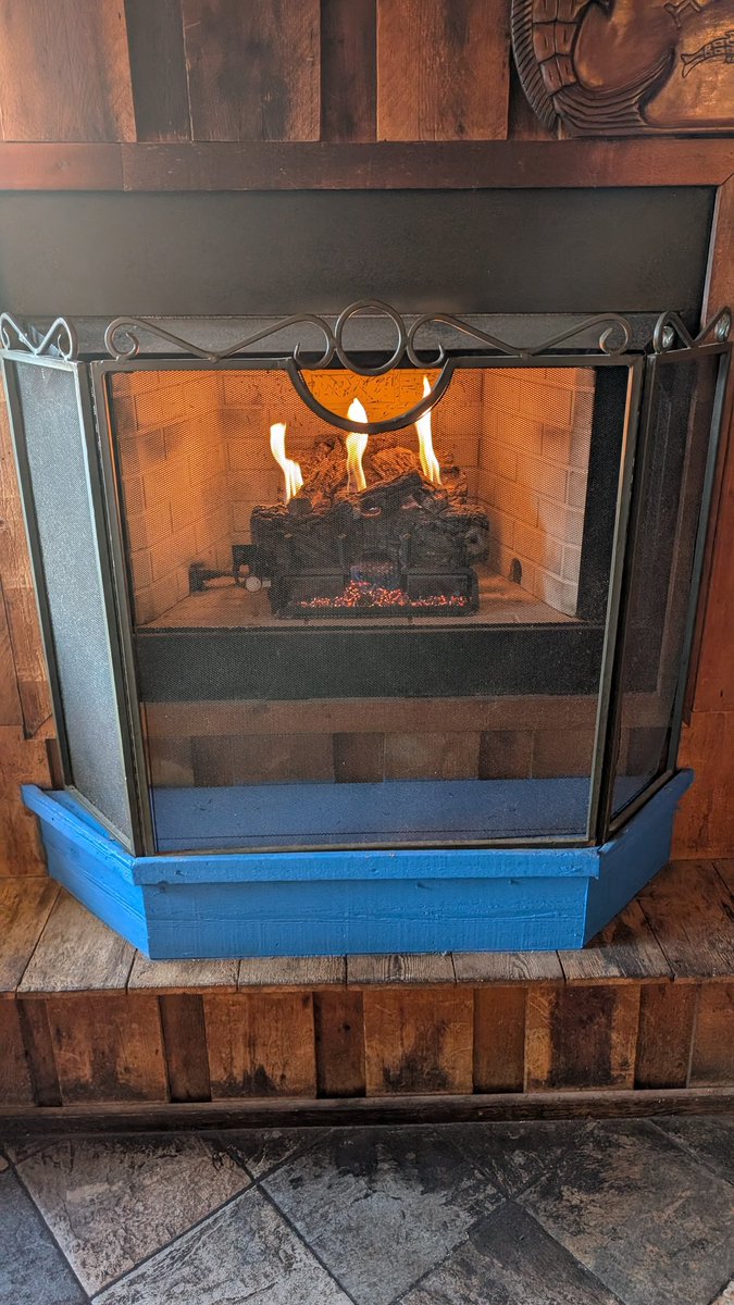 HarpoonLarrysVB's tweet photo. Harpoon's opens at 11:00am today.
Harpoon Larry's Oyster Bar 216 24th Street Virginia Beach Va. 23451 
Warm up by the fire place and enjoy the freshest seafood and coldest beverages at the beach for 34 years ⛱️🦈 https://t.co/RhZfABhcKK