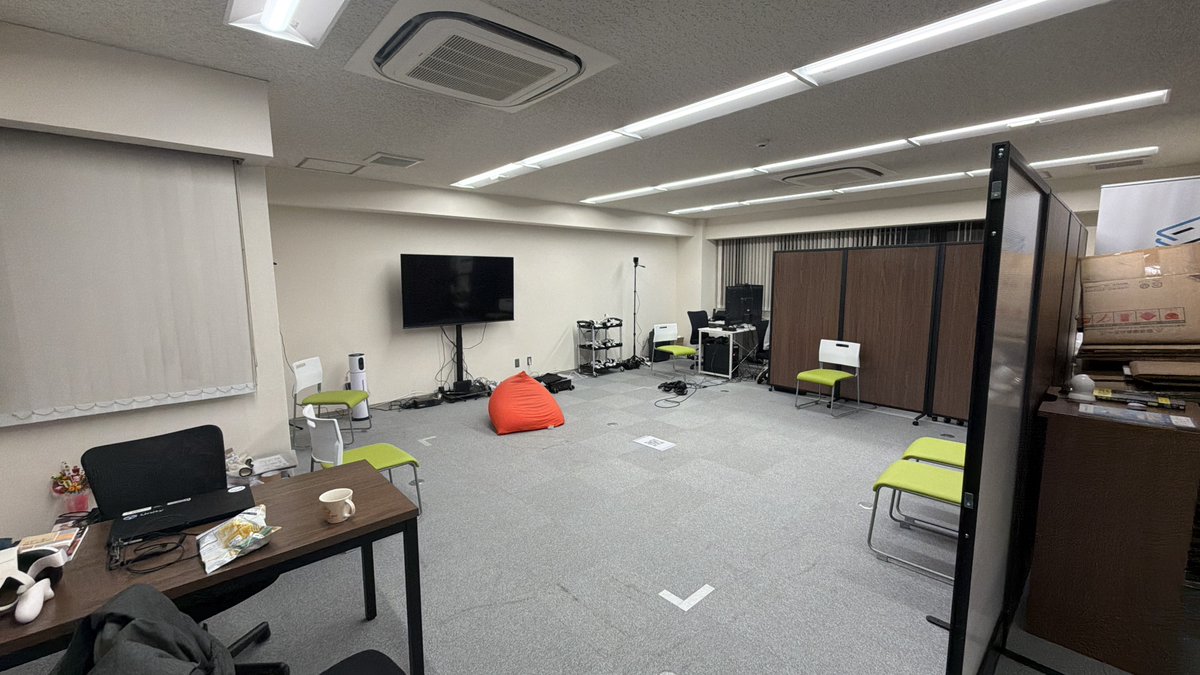 korinVR's tweet image. オフィスだいたい出来上がってきた。ダンボールめちゃくちゃ片付けてるところ