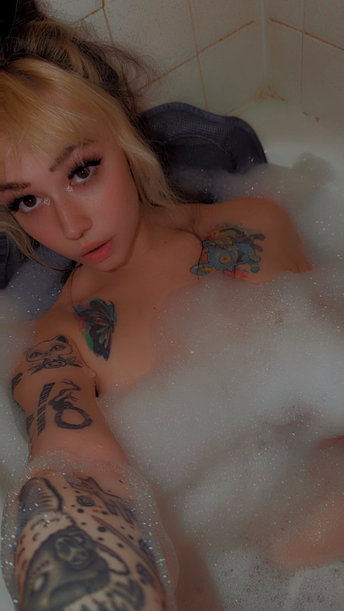 Lewd Bunnii tweet media