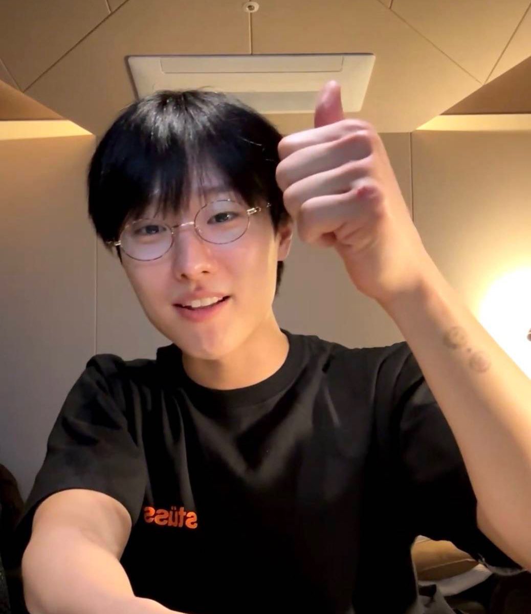 BeaniverseYoun2's tweet photo. 🦊 ผมกำลังลบรอยสักเรื่อย ๆ อยู่ครับ ถ้าผมลบหมดแล้ว จะโชว์ให้ดูนะ ตอนนี้อยู่ระหว่างการลบ ที่ลบเพราะเวลาถ่ายทำ/ใส่เสื้อผ้าสีพื้น ๆ รอยสักมันทำลายมู้ดของงาน/เสื้อผ้า เลยคิดว่าไม่มีดีกว่า ที่รู้สึกแบบนี้ก็ช่วงถ่ายทำหนังนี่แหละครับ 🤔จำเป็นต้องมีรอยสักในที่ที่เห็นชัดแบบนี้ด้วยหรอ? https://t.co/6NHGJ9NWVg