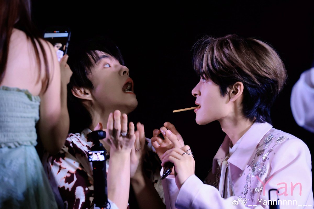meihanxues's tweet photo. the pocky game we deserve i guess 😹 https://t.co/v7fZohwIS9